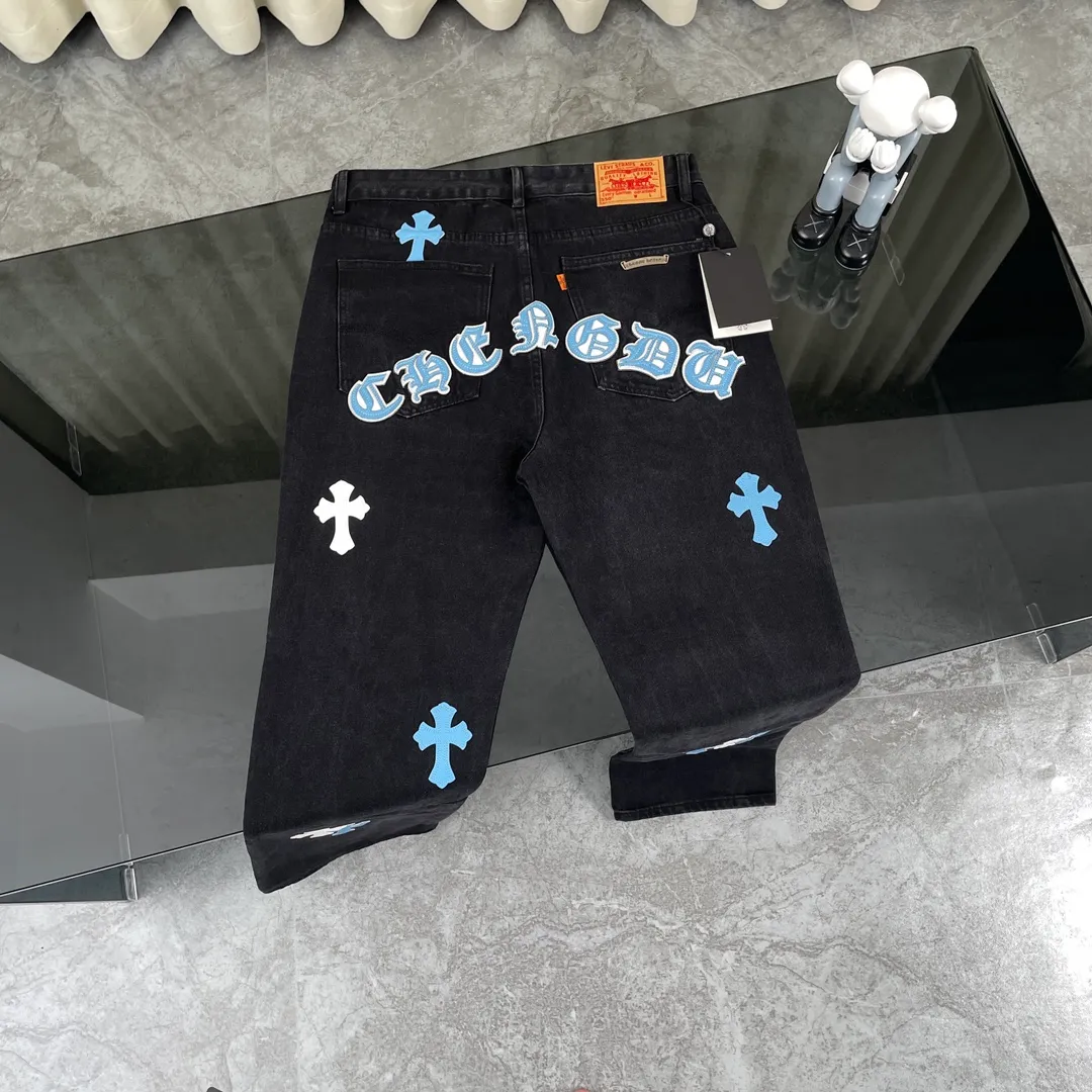 🅿️280 original development, hardware customization, chrome hearts Chengdu limited, new city limited jeans, Chrome Hearts city limited jeans, vintage levis, American-made 501 black and gray base version, Levi's American-made 501 base version, imported sheepskin, 925 silver jewelry remake [Top heavy industry fashionable design] Consistently made in high street luxury style. Speaking of this style, the Zangyin family and GU family are definitely the leading representative brands. Especially the Zangyin family has really achieved a state-of-the-art effect in creating high street style. The unique washed material is used to create this style. The color system is quite eye-catching. It is decorated with patchwork cross flowers, which cleverly highlights the charm of the brand. Secondly, this style uses classic The high-waist cutting design highlights the long legs and fashionable temperament of the upper body. The brand is highly recognizable and the slim fit configuration is more suitable for daily wear. It is a product that interprets personality, fashion, and specifications at a glance. This single product is enough to make any fan excited. It can be a white T-shirt for youthful preppy style, or a tight suspender for lady style. It has strong matching ability and can be easily controlled by men.  [Material and craftsmanship] Needless to say, this point goes without saying. As an excellent craftsman brand, Zangyin has really perfect requirements for details and craftsmanship. The washed color of this model has gone through so many processes, not to mention the embellishment of the denim appliqués. It is also purely handmade and sewn. Just like what they believe in, only handmade things have soul and have the meaning of wear. A top-notch heavy-duty fashionable denim item, I look forward to your perfect interpretation! !
